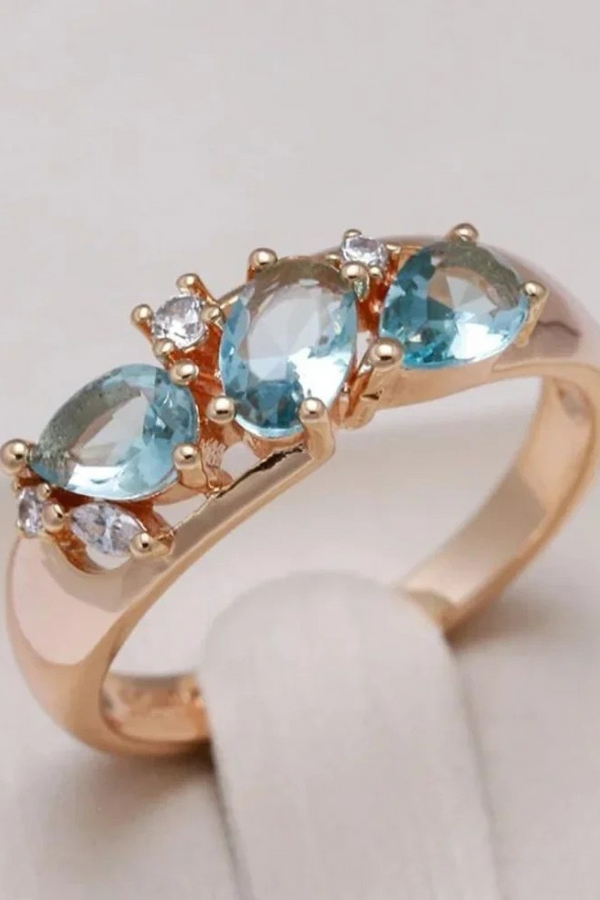 Anillo de oro con circonitas azules