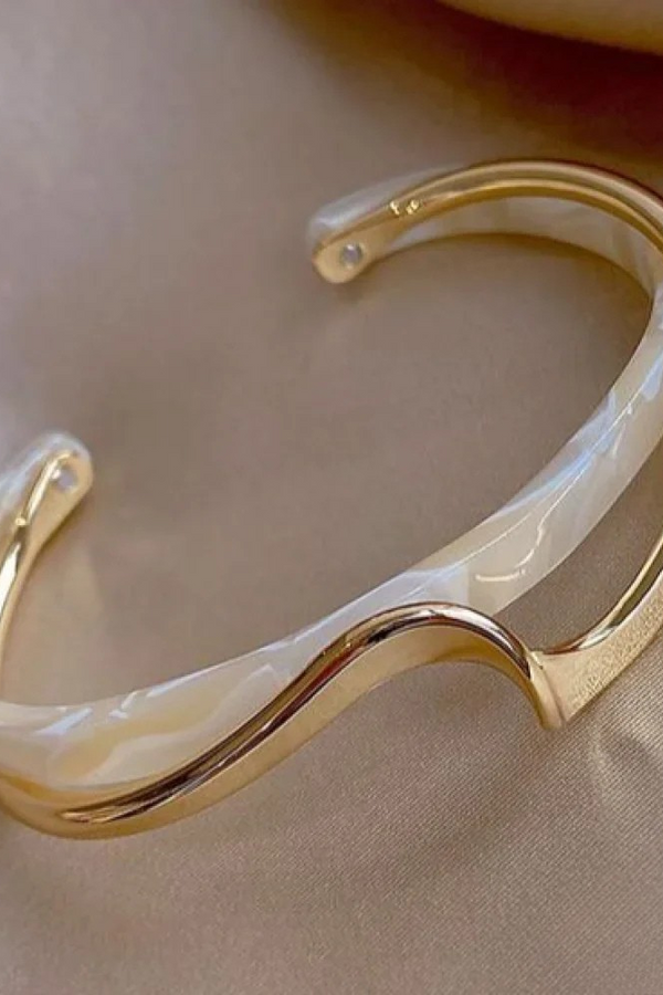 Elegante Pulsera Dorada con Ópalo Blanco