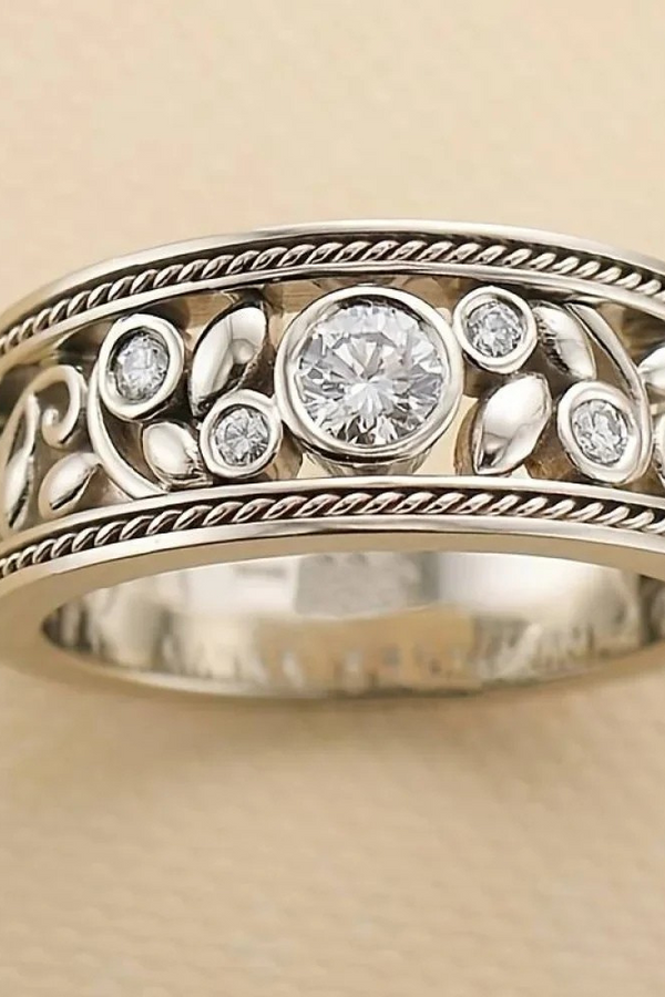 Anillo de plata antiguo con circonitas
