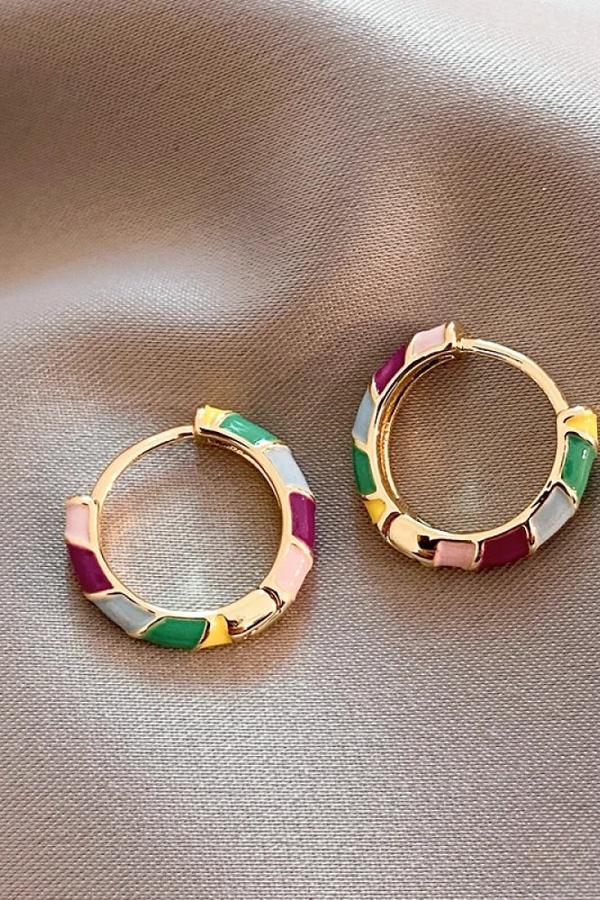 Elegantes pendientes de oro con esmalte colorido