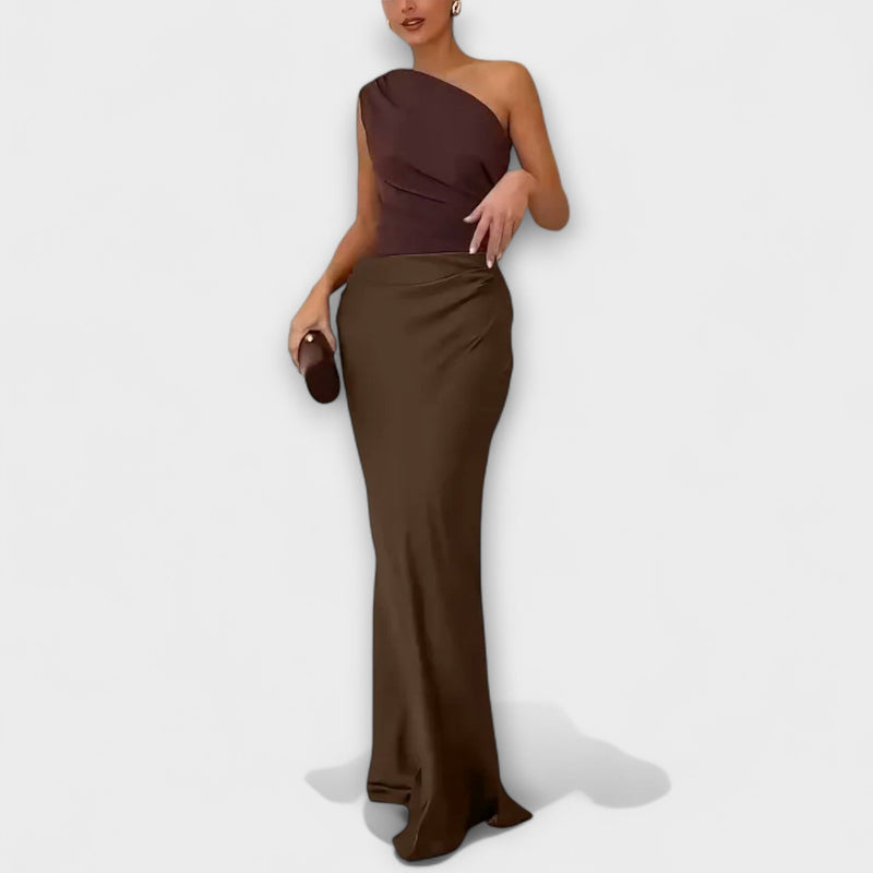 Elegante vestido maxi de un solo hombro con pliegues