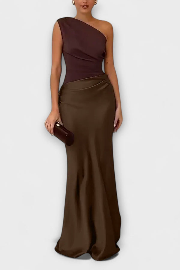 Elegante vestido maxi de un solo hombro con pliegues