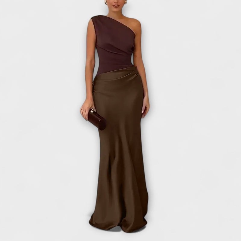 Elegante vestido maxi de un solo hombro con pliegues