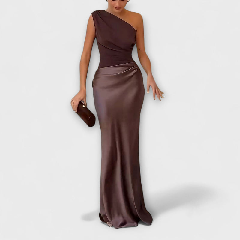 Elegante vestido maxi de un solo hombro con pliegues