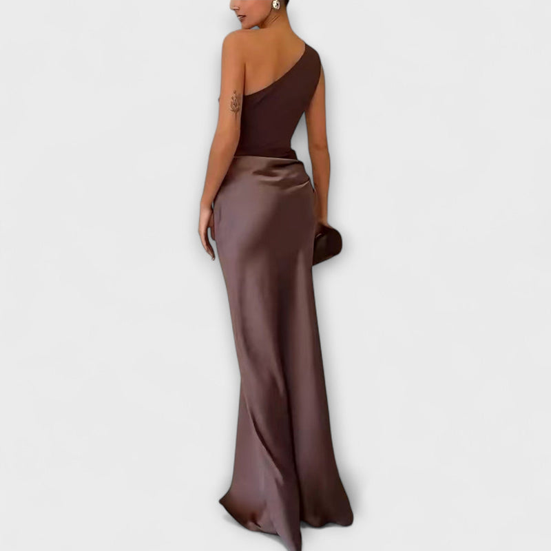Elegante vestido maxi de un solo hombro con pliegues