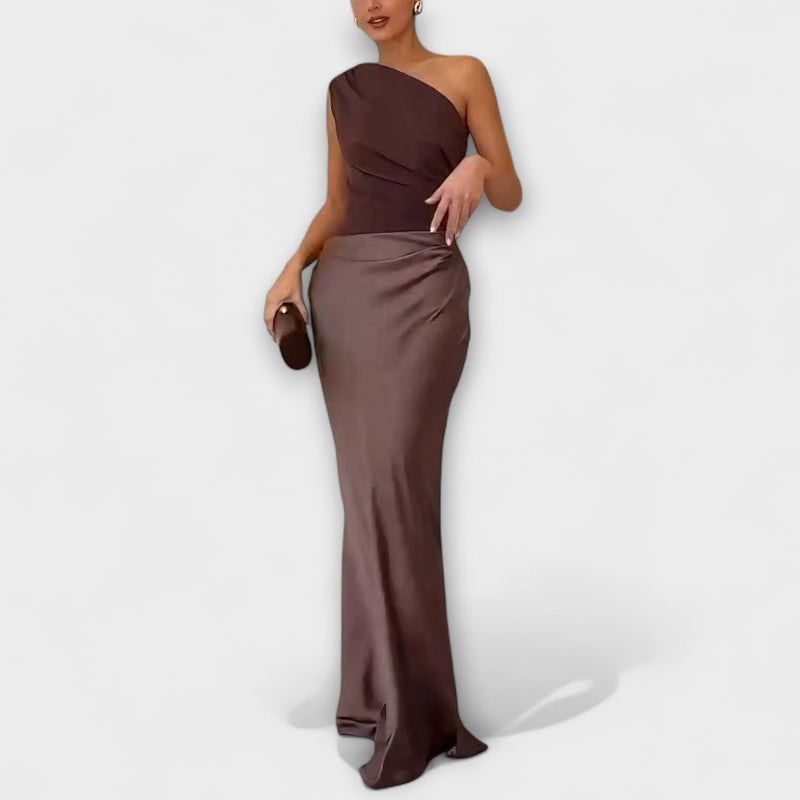 Elegante vestido maxi de un solo hombro con pliegues