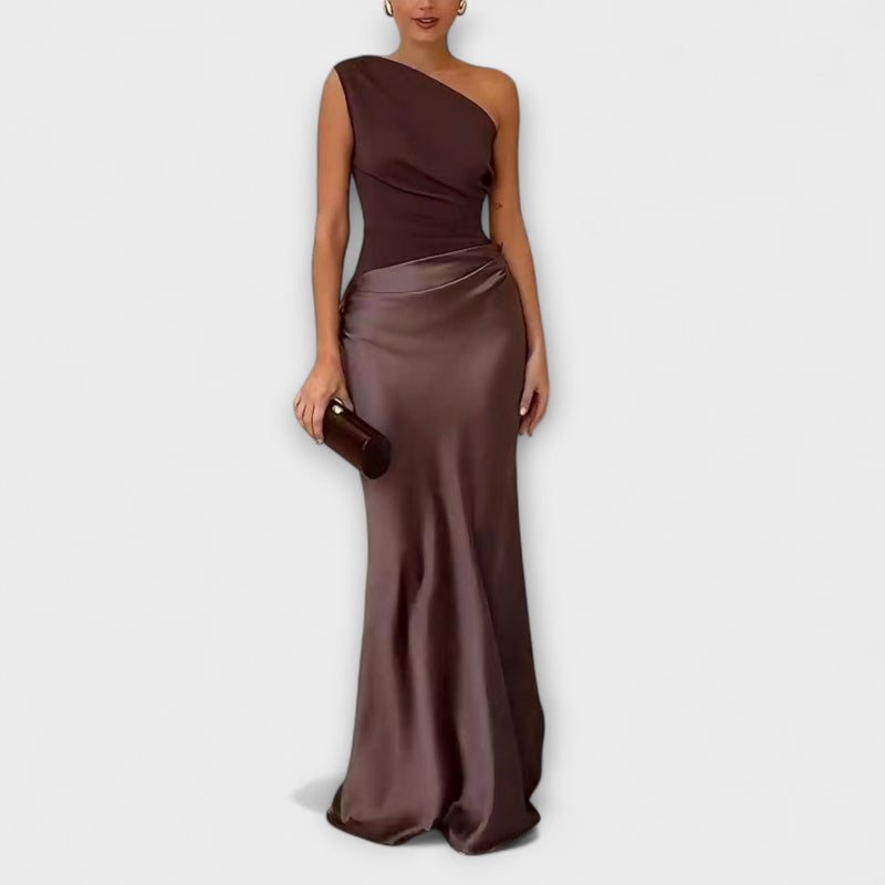 Elegante vestido maxi de un solo hombro con pliegues