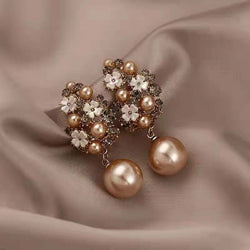 Elegantes pendientes con perlas de flores