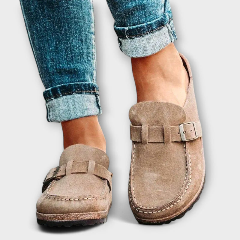 Mocasines ortopédicos para dama con hebilla decorativa