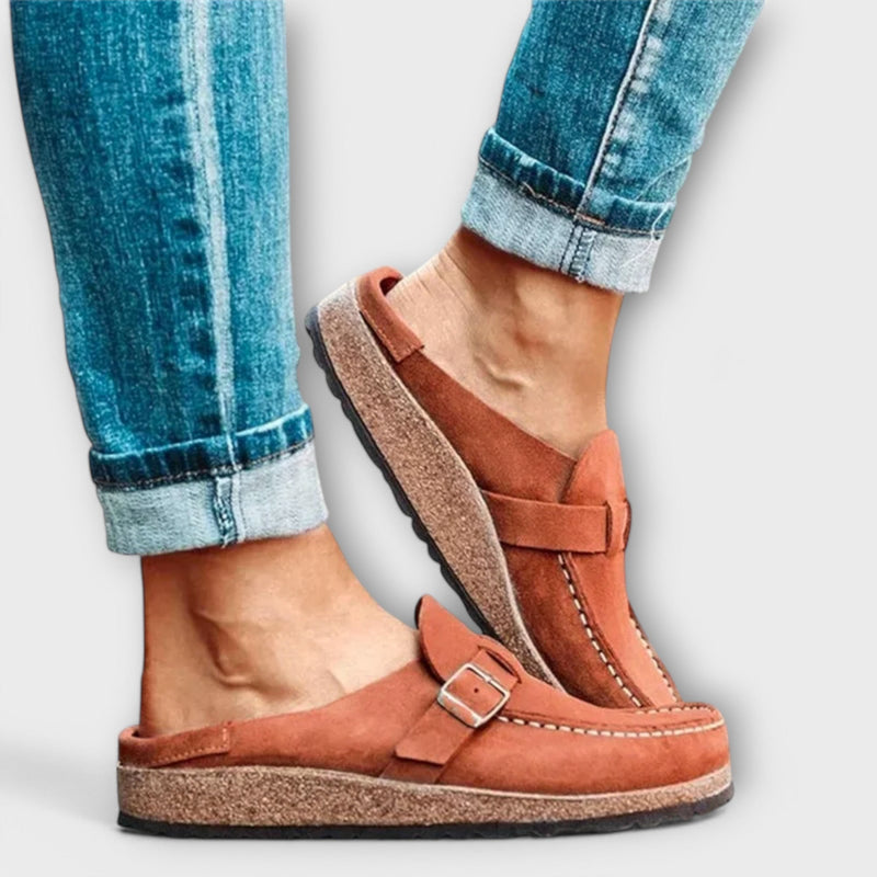 Mocasines ortopédicos para dama con hebilla decorativa