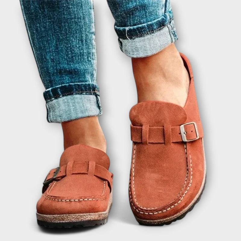Mocasines ortopédicos para dama con hebilla decorativa