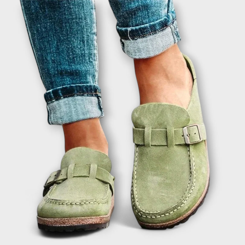 Mocasines ortopédicos para dama con hebilla decorativa