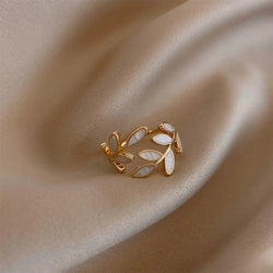 Anillo ajustable con hoja de ópalo blanco