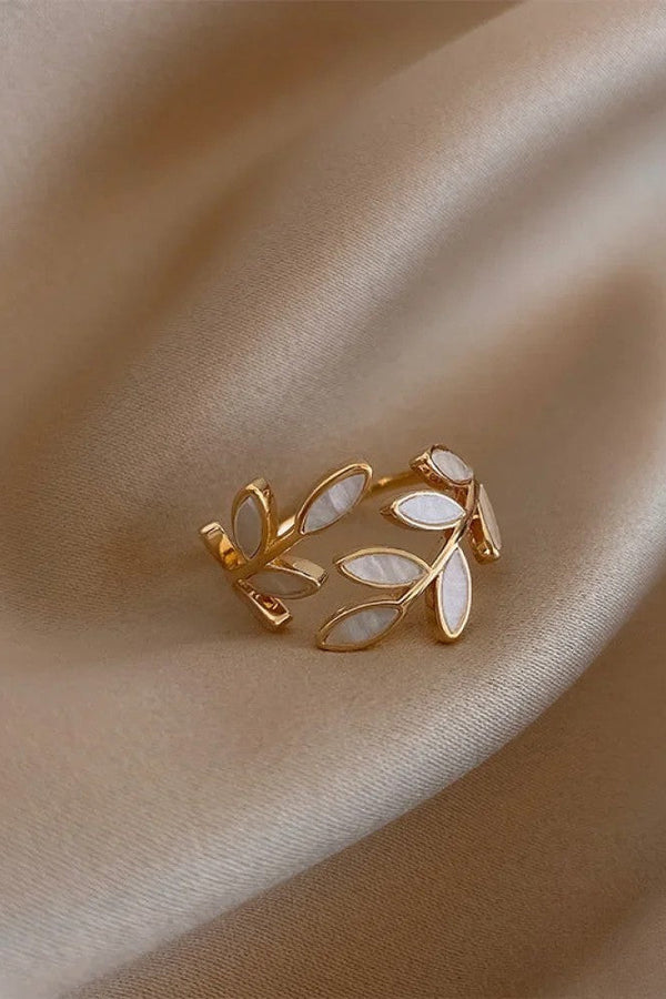 Anillo ajustable con hoja de ópalo blanco