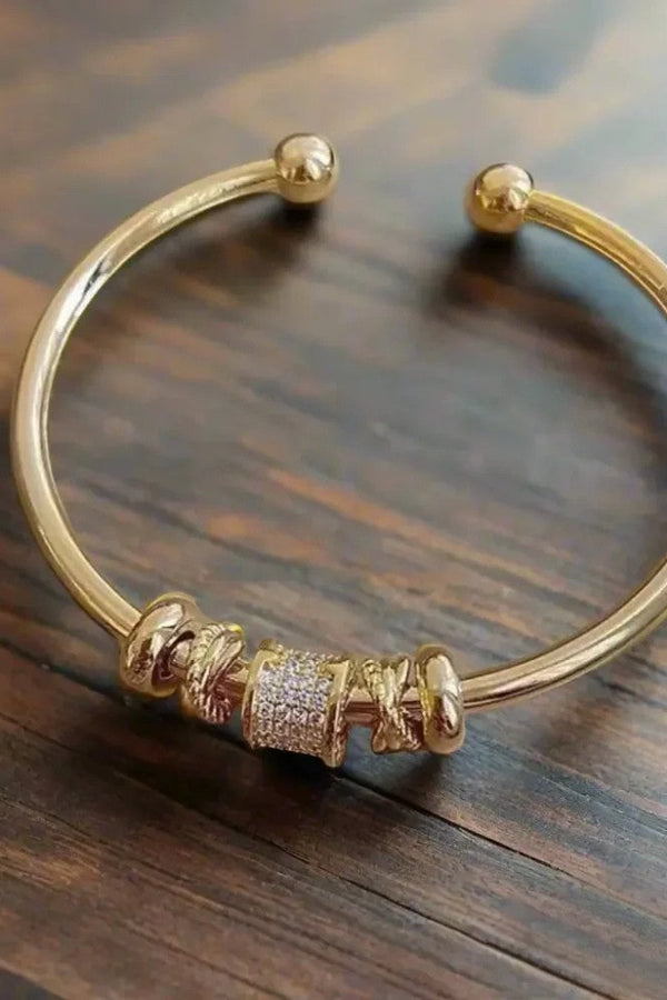 Pulsera ajustable con colgantes dorados