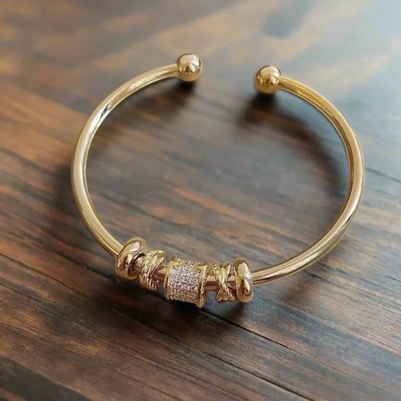 Pulsera ajustable con colgantes dorados