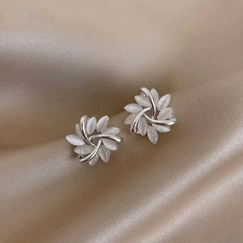 Elegantes pendientes de oro con exquisitos motivos de flores de ópalo