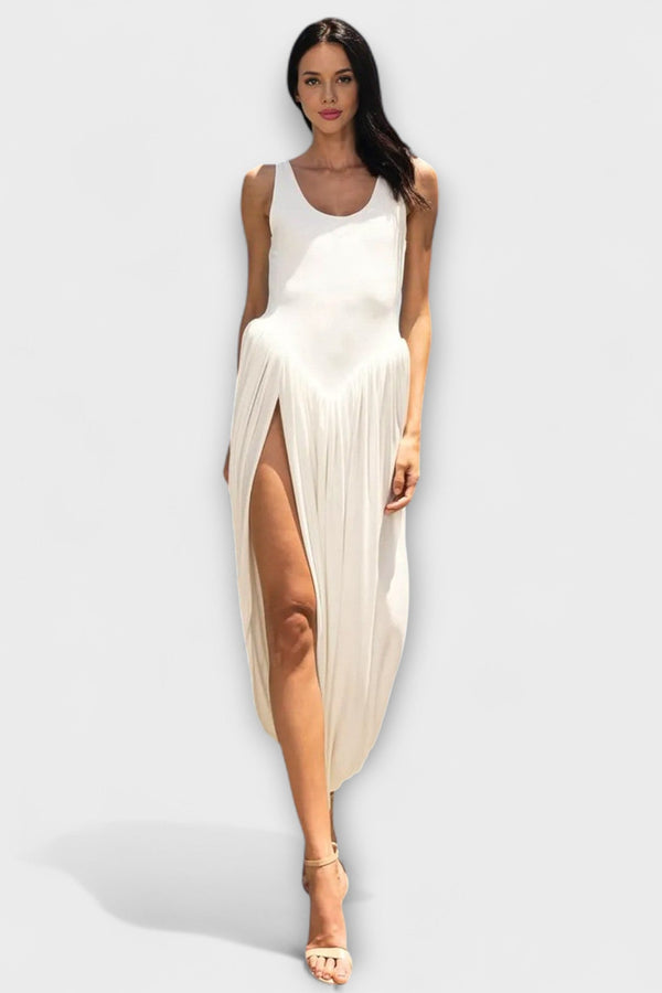 Vestido maxi drapeado con falda escultural y abertura lateral