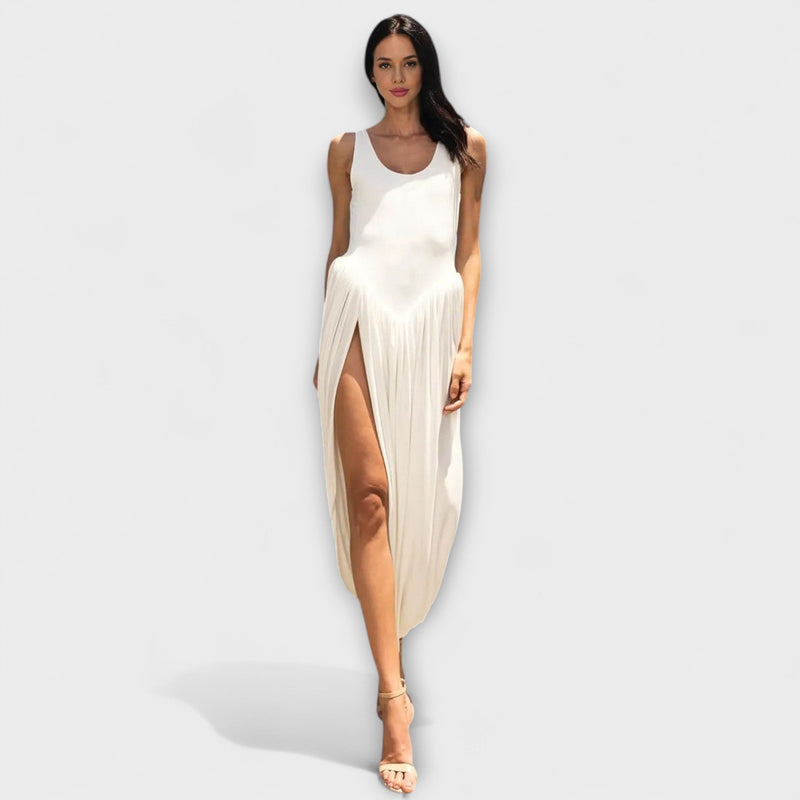 Vestido maxi drapeado con falda escultural y abertura lateral