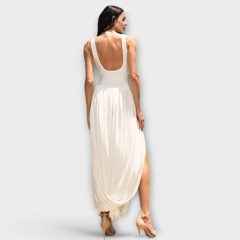 Vestido maxi drapeado con falda escultural y abertura lateral