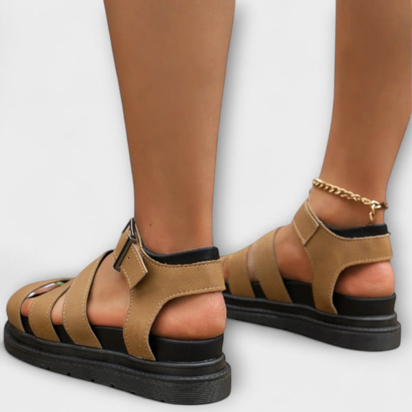 Renee – Sandalias con múltiples correas y hebilla