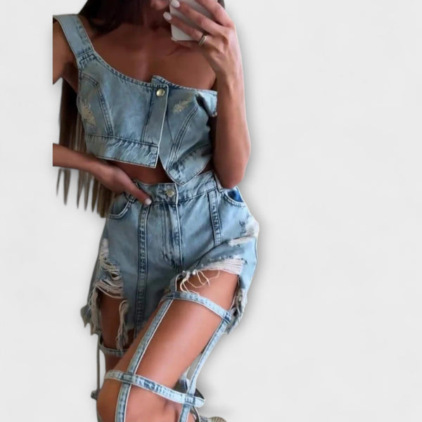 Gaia - Elegante top de denim azul claro con detalles de tirantes y conjunto de pantalones cortos rasgados