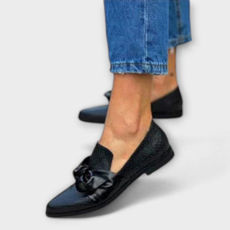 Zinnia – Mocasines Negros con Estampado de Piel de Serpiente y Detalle de Lazo