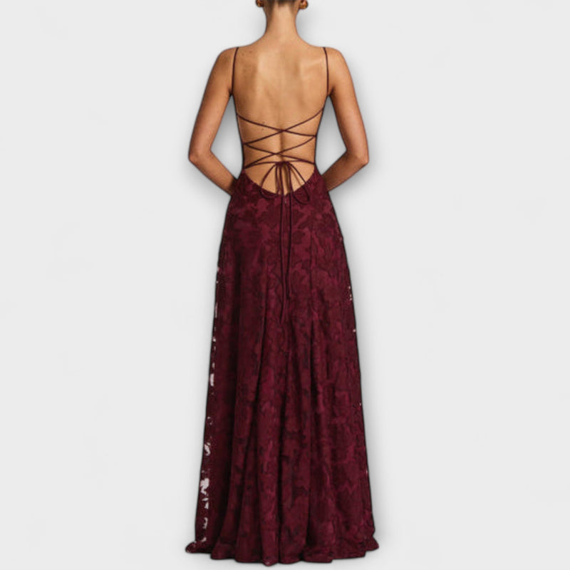 Kairi - Elegante vestido maxi de encaje floral blanco con tirantes de espagueti