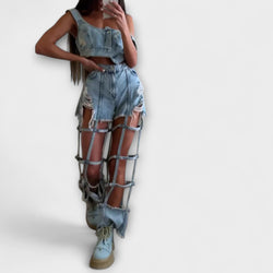 Gaia - Elegante top de denim azul claro con detalles de tirantes y conjunto de pantalones cortos rasgados