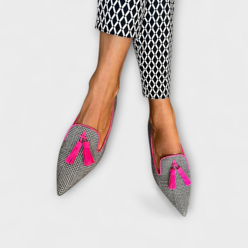 Yara – Mocasines negros de punta afilada