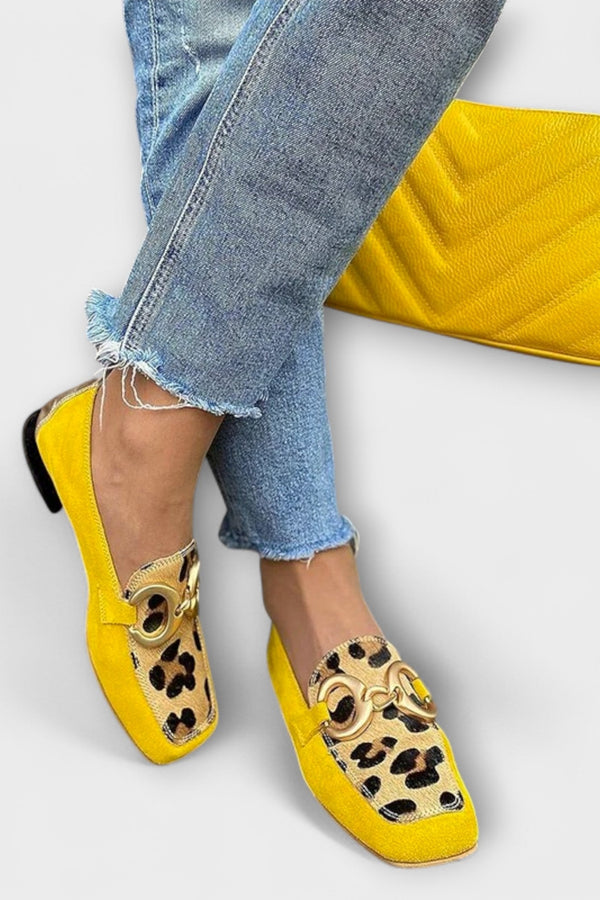 Calista – Patrón de leopardo y detalles metálicos
