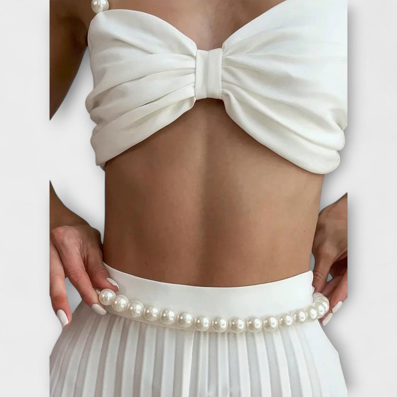 Evangeline - Blusa blanca con pliegues, pantalón ancho y cárdigan
