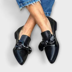 Zinnia – Mocasines Negros con Estampado de Piel de Serpiente y Detalle de Lazo